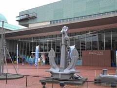 羽田から広島空港までJALで1時間20分ほど。　
空港からレンタカーで呉市の大和ミュージアムへ