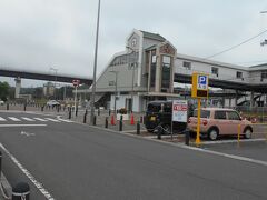 三沢駅に到着しました。
アメリカンフェスティバルのパレードは9：45分からで
マックスバリューを通り過ぎたあたりの広場を出発します。
私たちは早足に歩いて会場へ向かいます。
三沢駅から歩いて会場へ向かう観光客は少なかったです（10数人程度かな）。