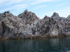 まずは浄土ヶ浜の名所をぐるっとクルージング