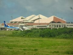 これが、懐かしい波の形を象ったような沖縄瓦の飛行場です。

いかにも南国の離島の飛行場です。