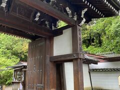 着きました！泉涌寺。
みてら　と呼ばれる格式高いお寺さんです。

ここにもうお一方　私が会いたい仏さまがおられるのです！