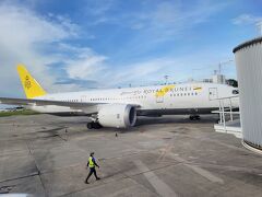 （写真は乗ってきた飛行機とは別ですが・・・）
バンダル スリ ブガワン（ブルネイ国際空港）に、定刻通り16:45に到着しました。