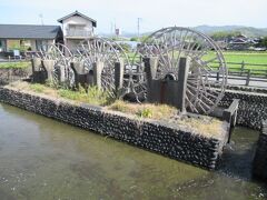 「朝倉の三連水車」は緑豊かな田園風景が広がる中を流れる筑後川に初めて設けられた日本最古の実働している水車です。