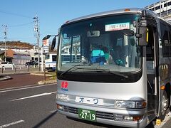 八草駅から臨時で出ているオーワバスで香嵐渓へ向かいます。
もうひとつのバス乗り場は、外国人観光客が多くたくさん並んでいました。
後から調べてみたら、四季桜の里へと行くバスのよう。
そちらも気になります。