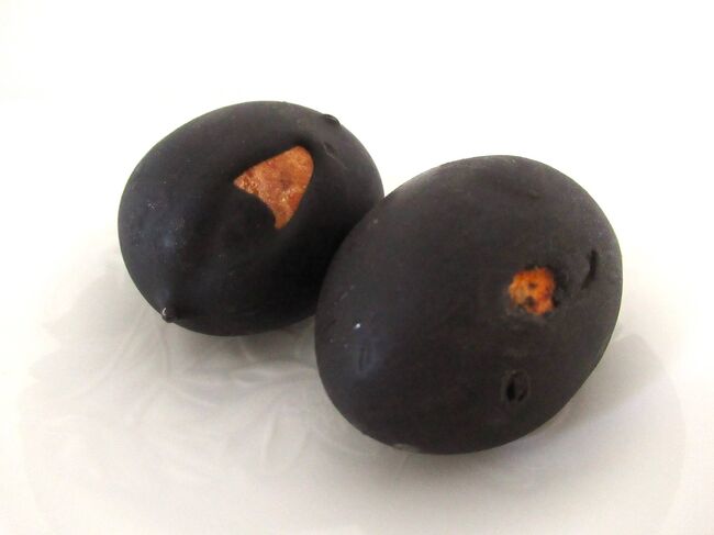 東京土産の「ごまたまご」とかかもめの玉子みたいな感じ。<br /><br />アウトレットだから、コーティング失敗作＾＾