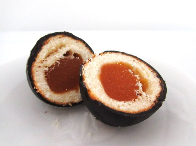 マンゴーあんが入っています♪<br />黄身みたい＾＾<br /><br />他にいもあん入りのホワイトチョココーティングがあったかな？<br />それだと本当に卵みたいね☆