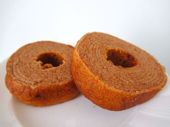 シナモンバウムクーヘン<br /><br />やはりちょっとアウトレット感ありますね～<br /><br />シナモンかなぁ？