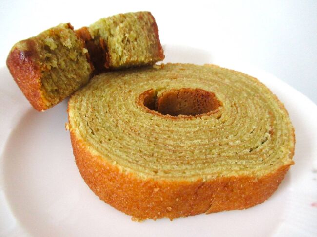 抹茶バウムクーヘン<br /><br />こちらも抹茶は薄いですが、しっとりしていて良かったです＾＾<br /><br />他の味も試してみたいな♪