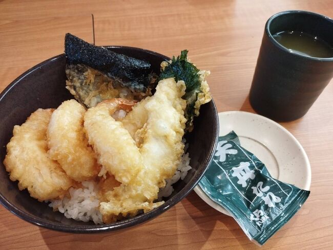 ランチを挟みます。<br /><br />くら寿司<br /><br />平日限定ランチで天丼を＾＾<br /><br />えび天と季節の天丼 ￥500<br /><br />腰の曲がった小ぶりの海老天ですが、3尾もいて<br />美味しかったです☆<br />白身魚と大葉、お海苔の天ぷらも＾＾<br /><br />美味しかったです☆