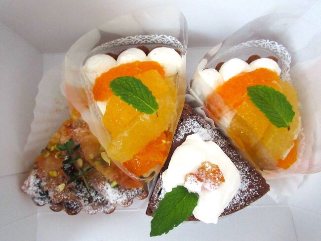 購入したのは・・<br /><br />＊いろいろ柑橘のタルト \430<br />＊甘夏の焼きタルト \350<br />＊ガトーショコラ \350<br />