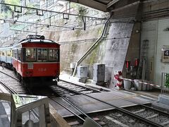 そばを補給したあと「箱根湯本駅」から箱根登山鉄道に乗車☆
たまたま古い電車が入線してきました。
非冷房車なので、窓がほぼ全開です。

駅員「こちらの電車は冷房が付いていません。気分のすぐれない方は、冷房付きの次の電車をお待ちください。」

走り出すと風が入ってきて、標高が上がるにつれて涼しくはなってきますが、ま、暑いに変わりはないです。笑