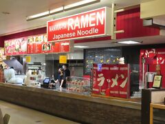 アラモアナショッピングセンターに戻ってマカイマーケットに行ってみた。
新しい店がオープンしていた。
最近は欧米人も大好きなラーメン。
なにわやラーメンが進出。