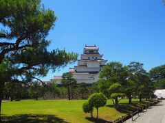 青い空、天守閣の白と赤茶、松の緑
とても日本的な映えポイント