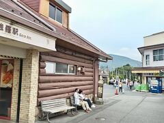 「強羅駅」に到着☆

ここから特別観光列車「あじさい電車」に乗ります☆
が、まだ時間があるので、夜ごはんを食べることに。