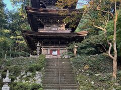 ●明通寺三重塔

そして引き続き、奥に立つ「明通寺三重塔」へ。
塔の方は阿字観体験から朝食まであまり時間が無く、じっくりと見ることができなかったですので。