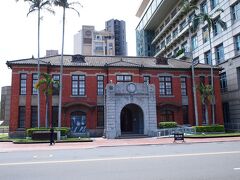 1920年に日本政府によって新竹街役場として建てられ、1930年に新竹市が旧発展したことに伴い「新竹市役所」になりました。
戦後は市政府として使われていましたが、2007年に現代美術を強化した「新竹市美術館」になりました。
2階建ての「新竹市美術館」は、赤レンガが使用され現在でもレトロな雰囲気が漂っています。

ちなみにあまりの暑さで2階でしばらく涼ませていただきました