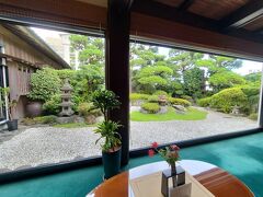 指宿駅からは無料送迎バスで本日の宿
いぶすき秀水園へ。
キレイなお庭がお出迎え。