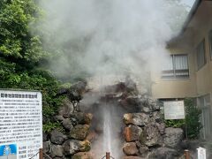 8:00　下船　→9:00前　地獄
ターミナルのコインロッカーに荷物を入れて、地獄へgo！
ターミナルから少し離れたバス停から、血の池地獄で降りました。
ちょうど温泉が噴き出してるのが見えたので、龍巻地獄から。
タイミングを合わせるのが難しいらしいですが、ラッキーでした。
