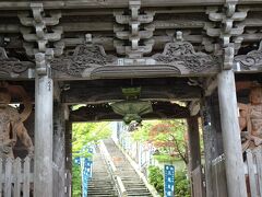 厳島神社出口から10分ほどなだらかな坂の上に大聖院があります。
この仁王門を抜けると勾配のある坂があり、観音堂まで行けます。
