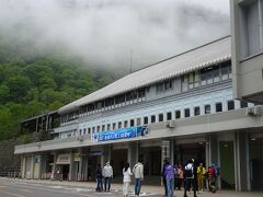 ここが立山黒部アルペンルートの出発点です
ここまで乗ってきたバスは先の立山まで回送です