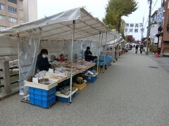 飛騨高山で有名な朝市。お店がたくさん出ています。