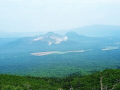 8:08　ホテルパークウェイを出発

はじめにカーナビを摩周湖第一展望台にセット。
その途中に第三展望台の看板が出ていたので駐車。

摩周湖第三展望台からの硫黄山の眺め。
道路沿いの駐車場から反対側に道路を渡り展望台まで上らなくては、摩周湖は見えません。
自宅に帰ってからグーグルマップで確認して分かったこと。
あれっ、硫黄山しか見えないな～とは思いましたが、眺める方角が違うのかなとか、深く考えず。
友人から摩周湖はどっちと質問も無し。

すぐに摩周湖第一展望台の方へ車で移動。