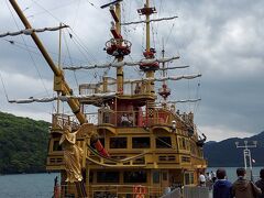 海賊王に…と言いたくなるこの遊覧船に乗ります。
芦ノ湖の海賊船は3隻。
その中で一番新しいのがこちらの「クイーン芦ノ湖」・・だそうです。