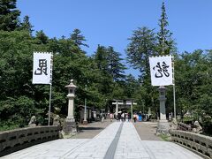 米沢城へ

舞鶴橋
米沢城は現在松が岬公園になってます
広い無料駐車場に停めて
本丸にある上杉神社へ
家紋の毘と龍の旗がかっこいい