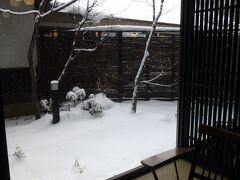 14：30　宿到着
「木の葉」チェックイン

15時前だけど、送迎バスから一斉（5組程）にチェックイン
お部屋には上下別れた作務衣が。浴衣はど～も苦手だけど、これなら着られる