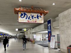 無事到着！
めんそーれの看板。
やったー、沖縄に降り立ったぞ！
しかし暑い！！
真夏の夜の感じ。