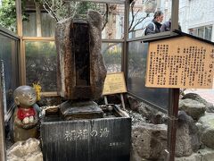 木宮神社の御参りを終えて、また、歩いて熱海駅に戻りました。

途中、平和通り商店街に源泉「福福の湯」がありました。商店街は食べ歩きの店や海産物などのお店がたくさんあって観光客でいっぱいでした。