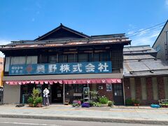 堺町本通りのお店。

小樽を訪れるのは、22年ぶりの2度目。
前回は子供も小さかったし、運河を往復しただけで終了だった、、、
こうして、ゆっくり賑やかな通りを散策できるのは楽しいです。
