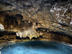 　Cave and Basin。洞窟と地中の水溜りの光景はまるで別世界に来たような気がしました。