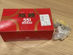 ２週連続、伊丹空港からの出発！
・・・ですが、この日は１０：５０発の飛行機とやや遅めです。
そう、どこかにマイル、選べる時間帯が「6:00-10:59」なので、早い便とは限らないんですね（涙）
おかげで、青森が当たったらと目論んでいた、十和田奥入瀬の旅は、JRバス「みずうみ号」に間に合わない（なんとまだまだ減便中で、青森駅１１時が最終！）ので、無理と判明。

代替案
１　ドラクエウォークモンスターの里スポットの秋田・盛岡を周って、ついでに１００名城の弘前や八戸も
　　→結構ハード。特にいい時間帯に青森ー弘前ー秋田をつなぐ電車がない！
２　青森近郊の浅虫温泉などをのんびり観光
　　→悪くはないけど、浅虫温泉ピンとくる宿がない。一旦青森市内のダイワロイネットを予約するも、結局キャンセル。

で、思いついたのが、今回の函館往復。
ちょうど往復の便が決定したのが１４日前までに予約できる「えきネット　お先に得だ値」４０％OFFがギリギリ間に合う２週間前で、片道４５００円。
それならば、ANAのトクたびマイルで大阪からもう一度函館に行くよりも良いか。
でも函館はそれだけ単体で行ったほうが、無駄はないんだけど・・・トク旅３０００マイルなど冬に出るか出ないか、４５００マイルだと今回の新幹線の得だ値の方が安くつく感じかな・・・。
と１日くらい悩んだものの、函館行きに決定！

なので、この日は５５１の豚まんからスタートです。