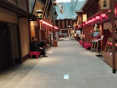 江戸小路（羽田空港第3ターミナル）
「人形町今半」、「伊東屋」　有名なお店が並んでいます。
