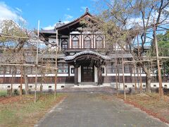 　参道をさらに進むと、和洋折衷の建物、仏教美術資料研究センターがありました。