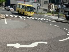 朝　松江の宿を出て　JRで安来駅へ
駅前ロータリーがドジョウ柄