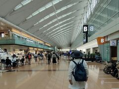 池袋のメトロポリタンホテルを午前8時35分発のリムジンバスで羽田空港に到着です。コロナ禍の終わりとともにリムジンバスは混み始め、今回もほぼ満席でした。