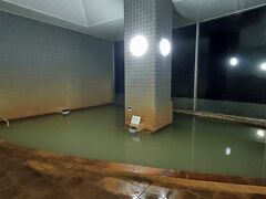 源泉は「然別湖畔温泉　然別湖畔温泉ホテル1号井」で、泉質は塩化物・炭酸水素塩泉 （低張性中性高温泉）とありました。誰もいない大浴場を独り占めするのは気持ち良いです。