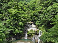 大轟の滝。
駐車スペースは路肩に数台。