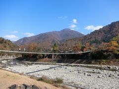 次は出会い橋を通って白川郷造合掌造り集落へ行ってみます。
