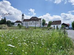 世界遺産のヴィース教会へ
途中のバス旅の景色も楽しかった。ドイツでも、この辺りはスイスっぽいお家が増えてきて、景色が少し変化してます。