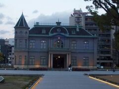 水城公園の南側には天神中央公園があり、その中央にこちらの旧福岡県公会堂貴賓館があります。明治時代に建てられたいわゆる迎賓館で、皇室のほか、中華民国の孫文も宿泊したそう。国の重要文化財となっています。