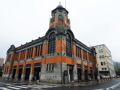 門司郵船ビル (旧日本郵船門司支店)横の歩道を進んでいくと背後に、オレンジ色のタイル外壁がアクセントになっている1917年に建てられた“北九州市旧大阪商船”が構えていた。
2つの大きなアーチ窓の上には八角形の塔屋が設けられていて、観る場所によって随分印象が異なる。