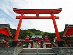 犬鳴峠の高台に鎮座している“福徳稲成神社”は車じゃないと行き辛い場所にあり、西長門ブルーラインと呼ばれる国道191号沿いから入ると勾配のキツイ急坂の上にあることから、地元では犬鳴のお稲荷さんと呼ばれ親しまれてる。
立派な稲荷鳥居の前に駐車場があるので車を停めて参道に向かうと、大きな看板で…
【ペットの同伴禁止】
【参拝時の正中（神様が通る中央）での写真撮影禁止】
と掲げてあって境内は写真撮影禁止マークが至る所に貼ってあり、正中とは拝殿前の階段や直前の灯篭・狛犬狐より先という認識をしていたけど、稲荷鳥居の階段手摺にも禁止マークが貼ってあったので、鳥居をくぐってからの写真はない。