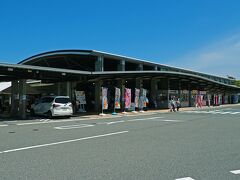 11：00前に“道の駅「北浦街道 豊北」”に到着すると、広い駐車場は8割くらい埋まっていて人気の高さが窺い知れる。