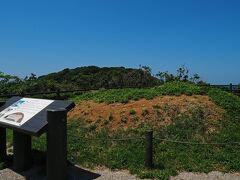 頂上はフラットになっており結構広く、奥に緑が生い茂る小山があったので近づいてみると、これが“和久古墳1号”だった。
