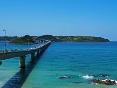 車で移動し“角島大橋”に近づくにつれて観光客が増え始めたのでキョロキョロしていたら、運よく空いていた橋手前の無料駐車場が停めることができた。
2000年に開通した角島大橋は無料で通行できる。