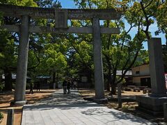 10：00過ぎに“松陰神社”駐車場に到着すると8割ほど埋まっていたので、早めに来て正解だった。
逆光で見づらいけど大鳥居横に建てられた石柱には少し右上がりな文字で「松陰神社」と彫ってあり、書簡などから文字を抜き出した吉田松陰自筆文字なのだそう。
