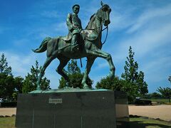 山縣有朋の騎馬像は中央公園駐車場端、大通りに面していて軍服に身を包んだ像は勇ましく、威厳ある表情をたたえていた。